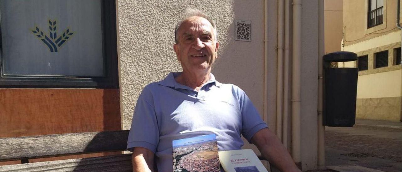 El zamorano José María Calvo Andrés, con algunos de los libros que ha escrito. | A. B.