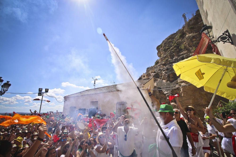 La ermita de San Roque congrega a decenas de personas para comenzar los festejos patronales y de Moros y Cristianos