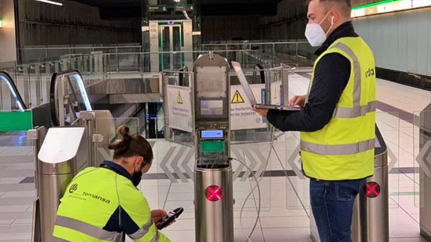 Operarios trabajan en el mantenimiento en una de las estaciones. | L.O.