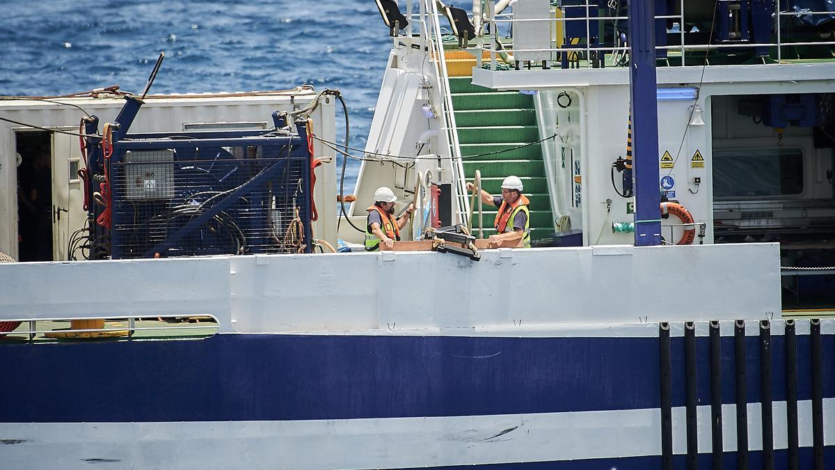 El barco 'Ángeles Alvariño' que busca a la niña Anna y a su padre, Tomás Gimeno