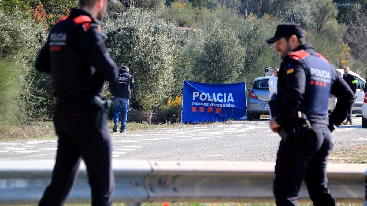 Dos agents dels Mossos custodien la zona on ha aparegut una noia morta a Móra la Nova