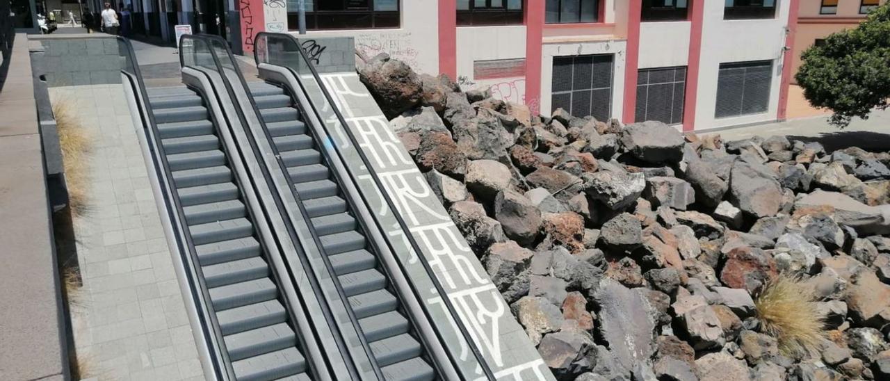 Escaleras automáticas fuera de servicio junto al puente Galcerán, instaladas en 2010.