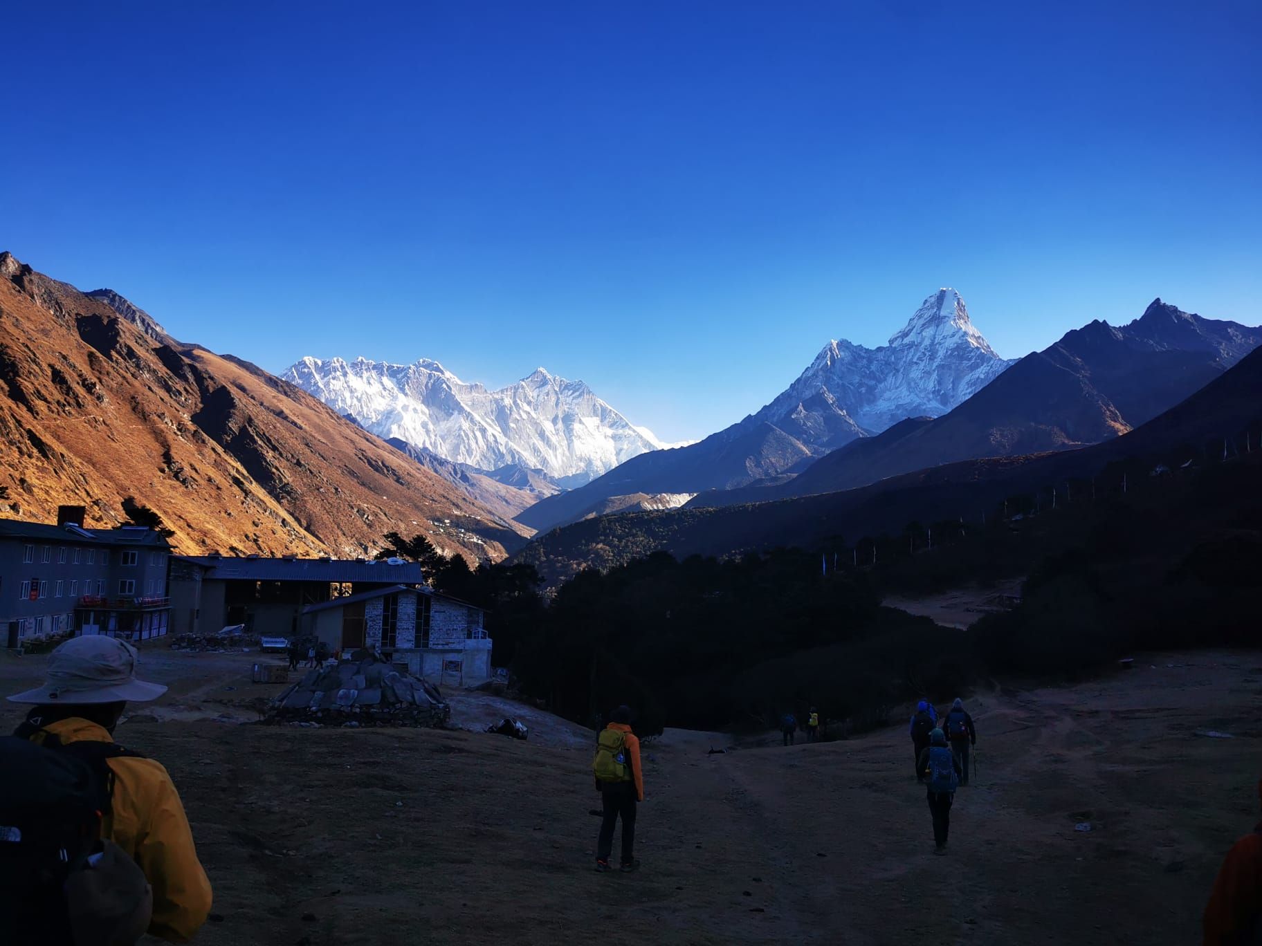 Sexto día de la expedición castellonense al Himalaya: Dingboche (4.350 m), la altura ya pesa en las mochilas