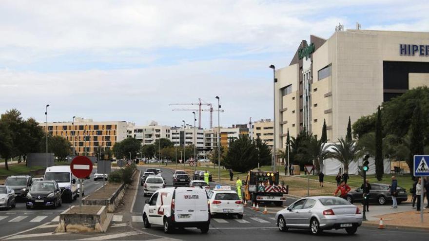 Un motorista herido en Córdoba tras chocar con un turismo en la zona del Hipercor