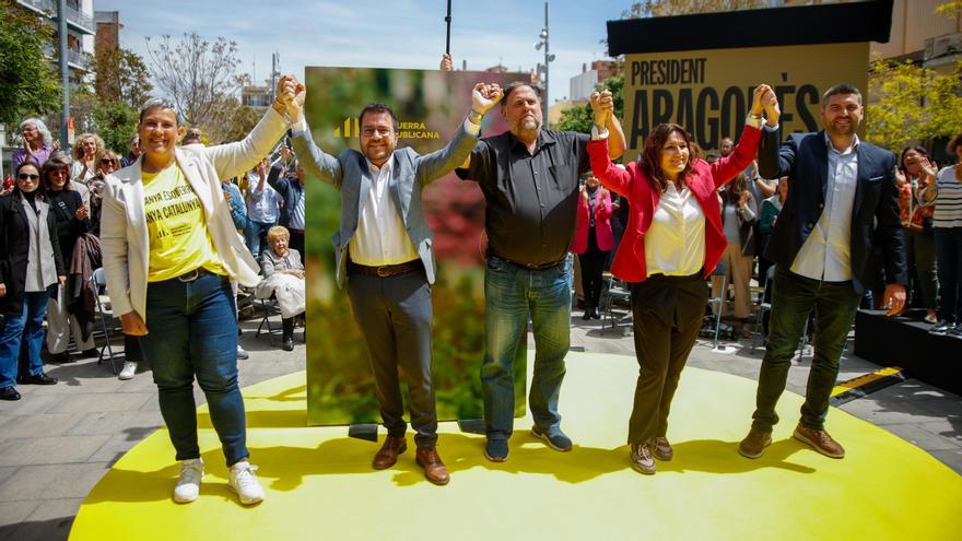 El president de la Generalitat i candidat d'ERC, Pere Aragonès, amb la plana major del partit, en un acte de campanya