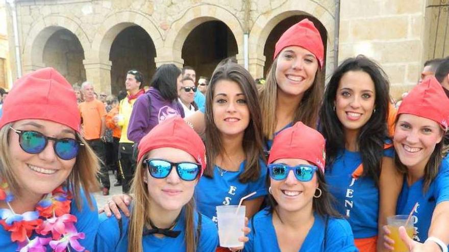 Peñistas uniformadas para recorrer las calles de Corrales.