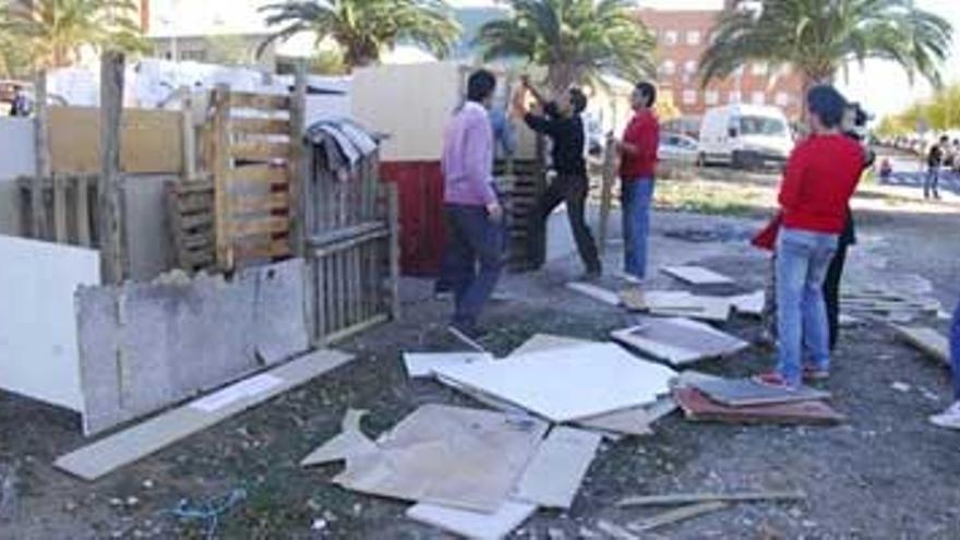 Levantan chabolas en Aldea Moret reclamando una vivienda