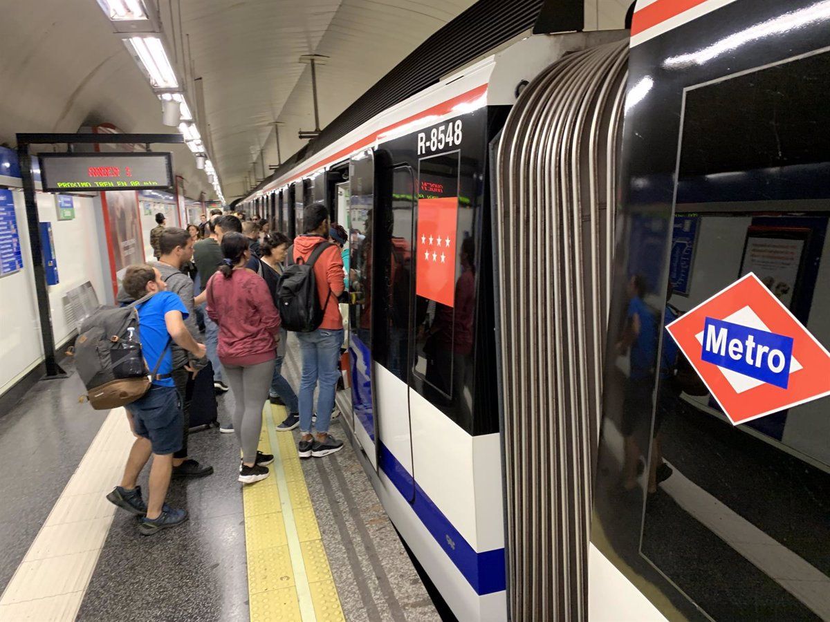 Varios pasajeros entran y salen de un vagón de Metro