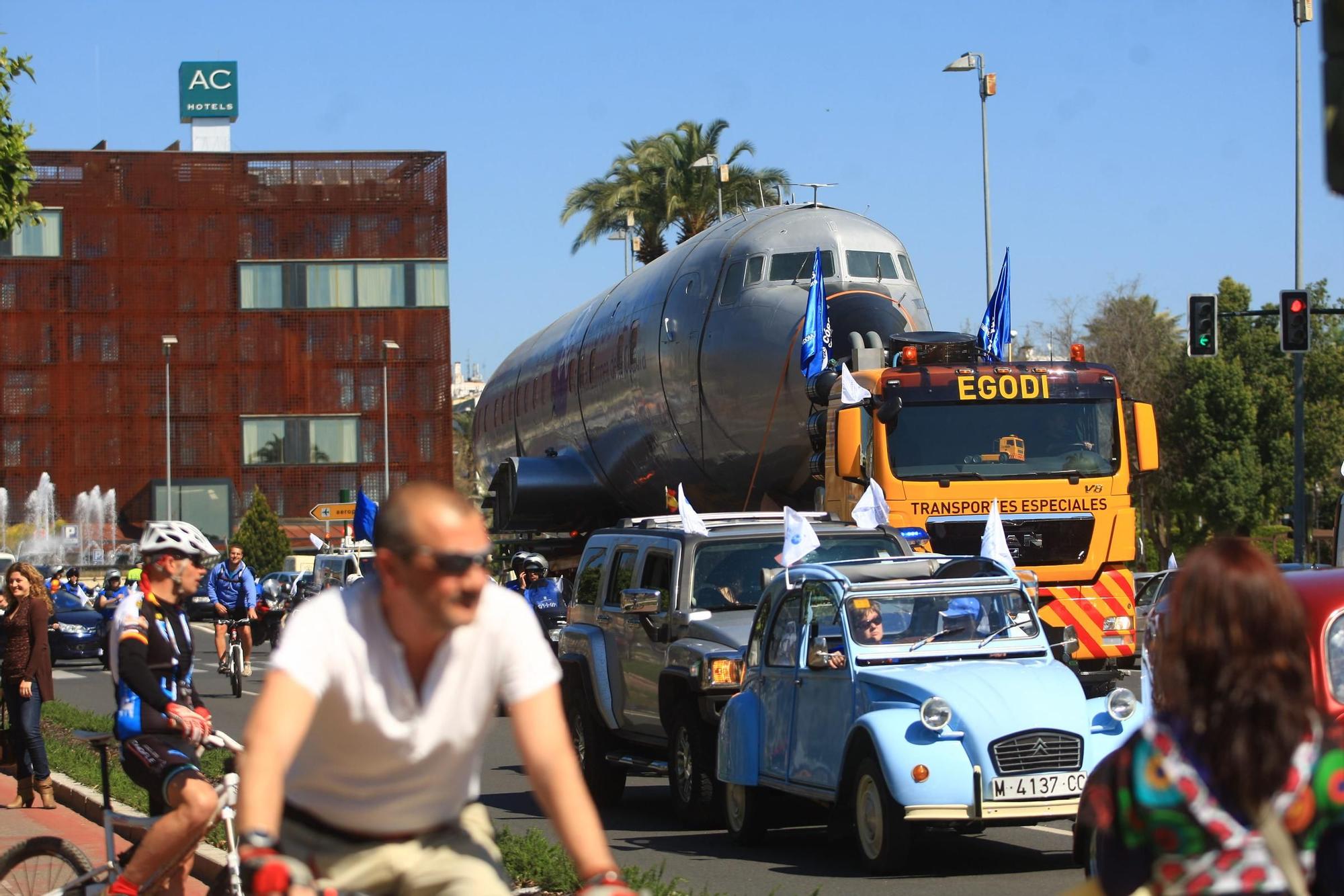 Así fue el multitudinario traslado del avión de Miraflores por el centro de Córdoba