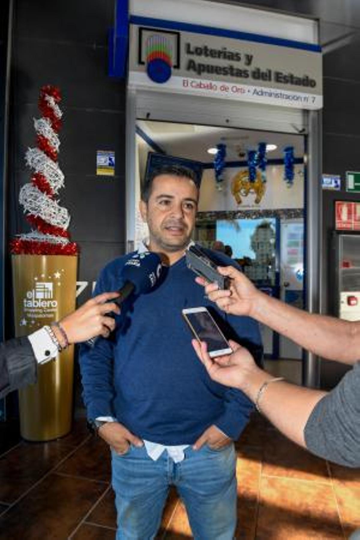 22-12-19  GRAN CANARIA. ZONA SUR. SAN BARTOLOME DE TIRAJANA. Seguimiento de la Loteria de Navidad en la Zona Sur, en la foto la Administracion de Loteria del Centro Comercial El Tablero que dio un 5º Premio. Fotos: Juan Castro.  | 22/12/2019 | Fotógrafo: Juan Carlos Castro