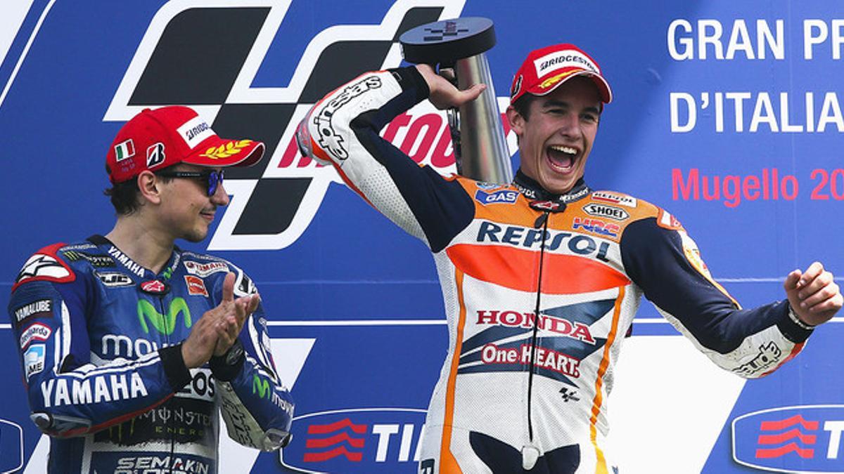 Marc Márquez, vencedor del GP de Italia, recibe el aplauso de Jorge Lorenzo en el podio de Mugello