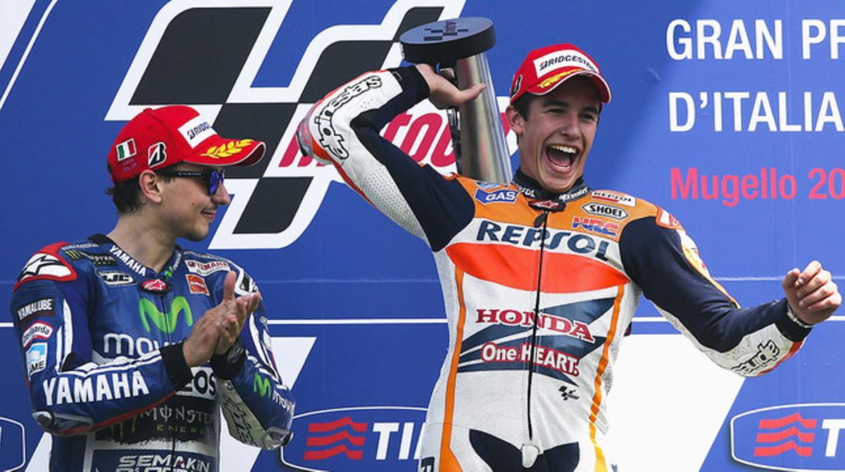 Marc Márquez, vencedor del GP d’Itàlia, rep l’aplaudiment de Jorge Lorenzo al podi de Mugello.