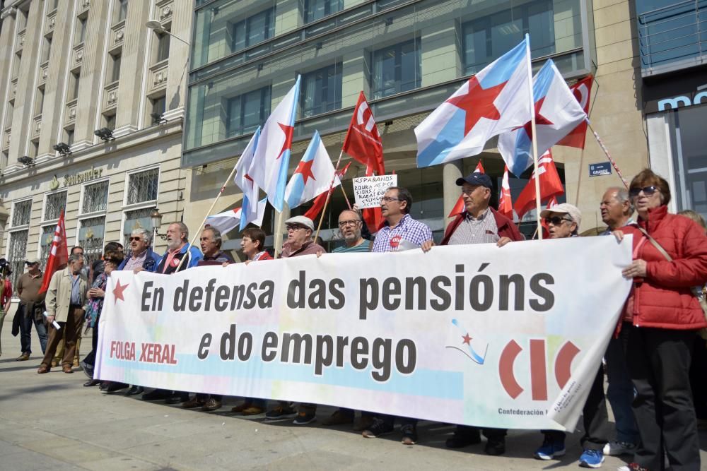 Concentración de pensionistas convocada por la CIG en el Obelisco