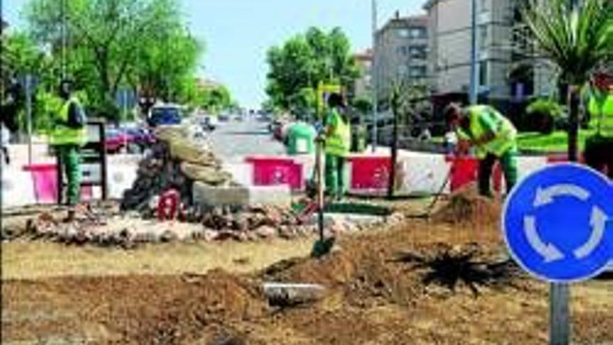 Arreglan una rotonda en la avenida Extremadura