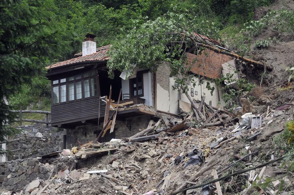 Un argayo obliga a desalojar un pueblo en Lena