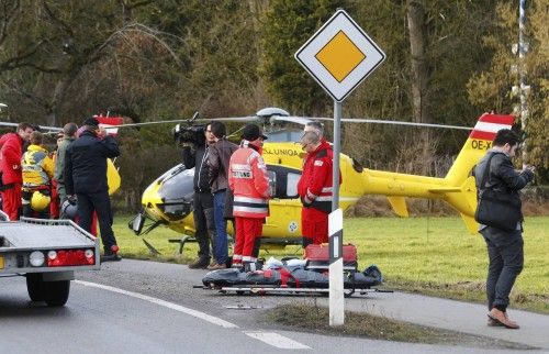 Los servicios de emergencias atienden las víctimas del choque frontal de dos trenes en Alemania.