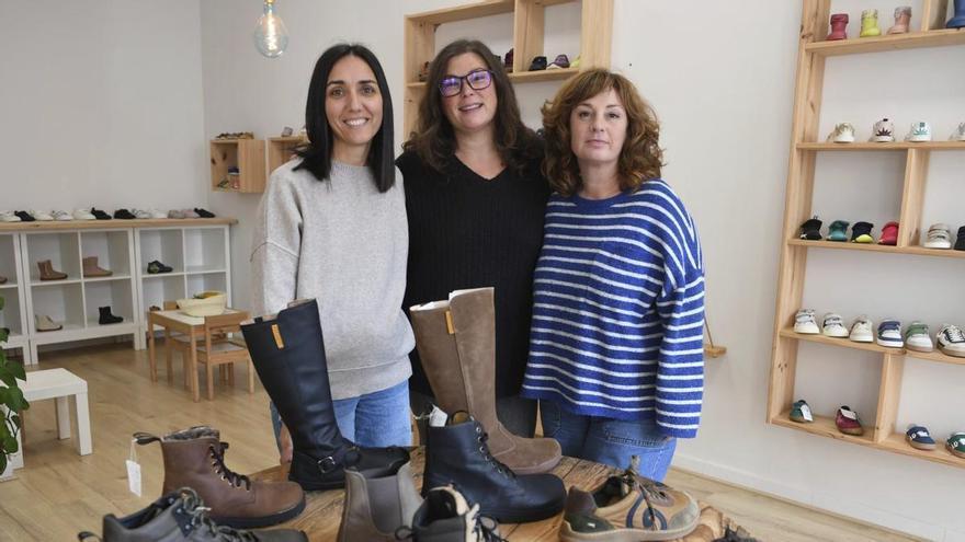 Las dueñas de la tienda de calzado barefoot de Arteixo en su negocio. |