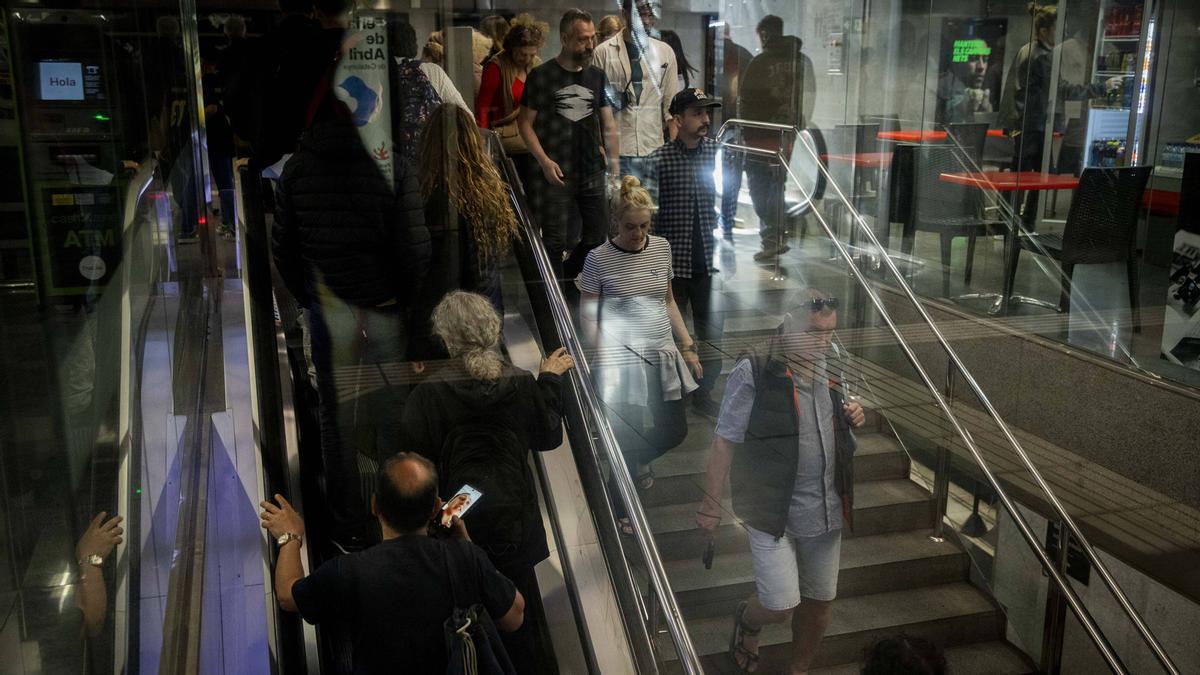 Vuelta a la normalidad en el barrio de Gracia de Barcelona tras el apagón sufrido en toda España. Vuelta a la normalidad en el barrio de Gracia de Barcelona tras el apagón sufrido en toda España.