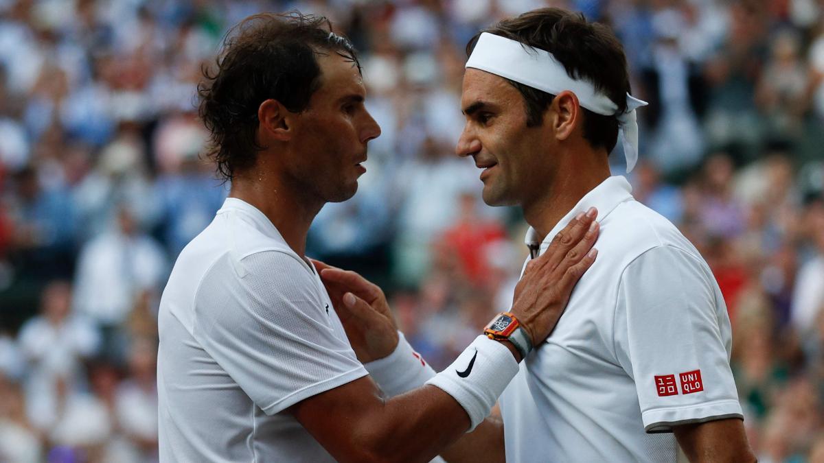Nadal y Federer durante un partido en Wimbledon 2019