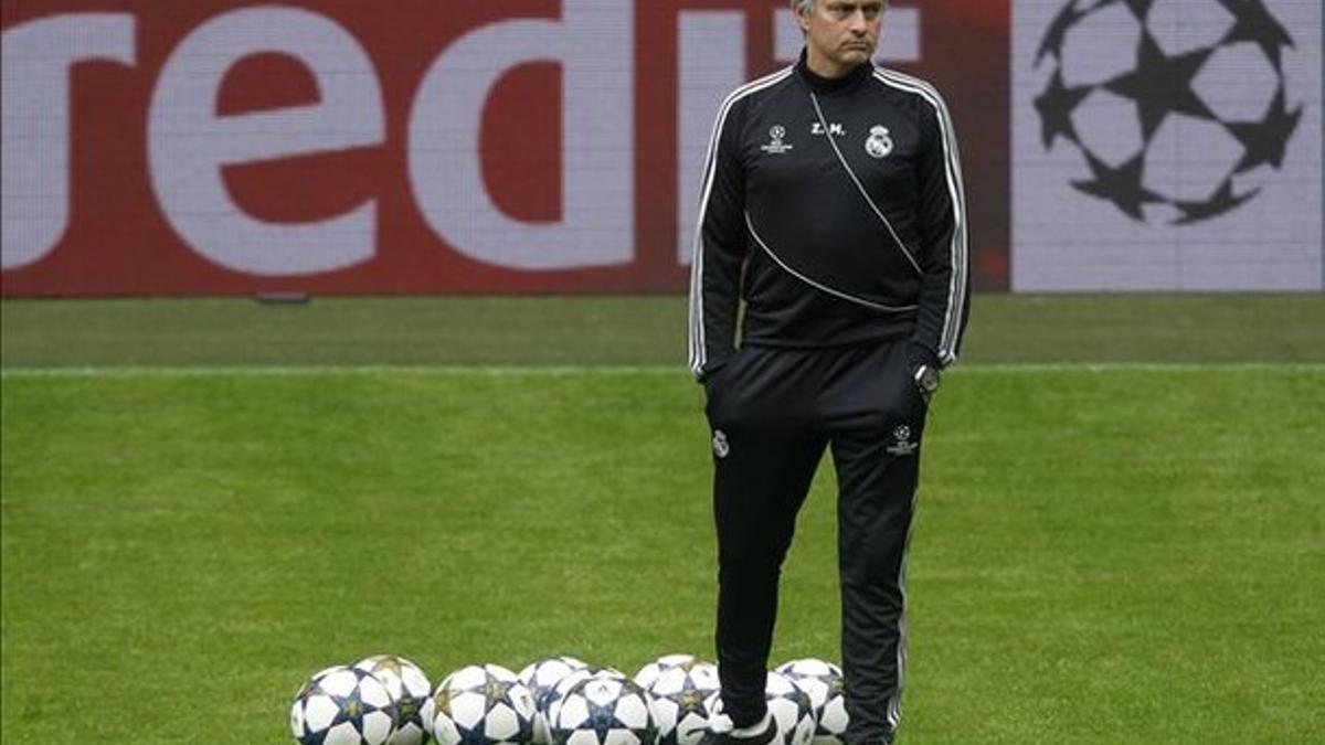 José Mourinho, durante el entrenamiento en el Signal Iduma Park