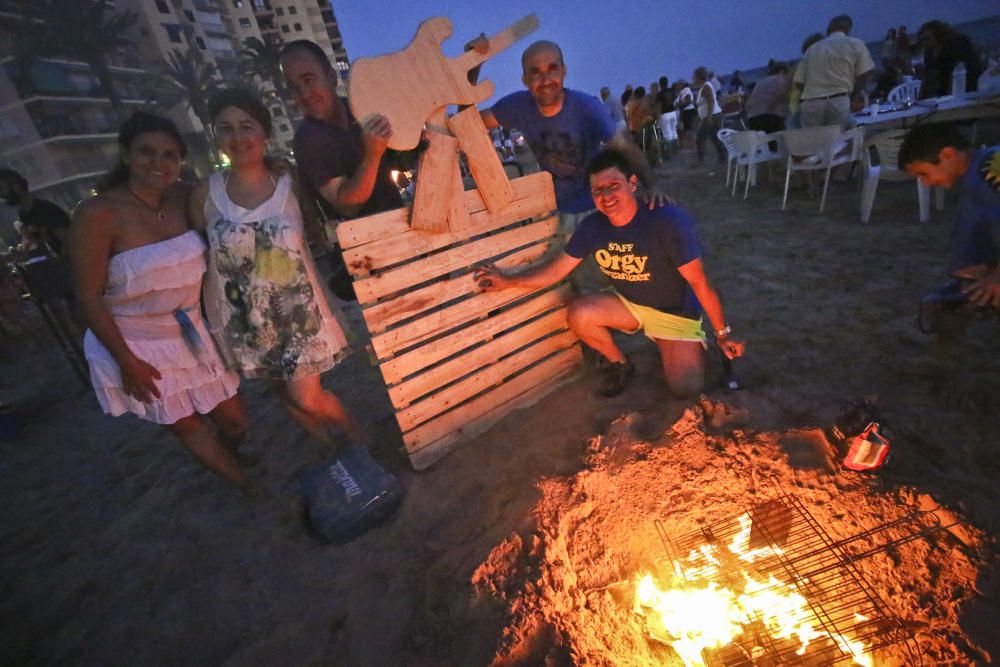 Noche de hogueras, baños, en las playas de la Vega Baja. En las imágenes grupos de amigos y familias en la playa del Cura de Torrevieja