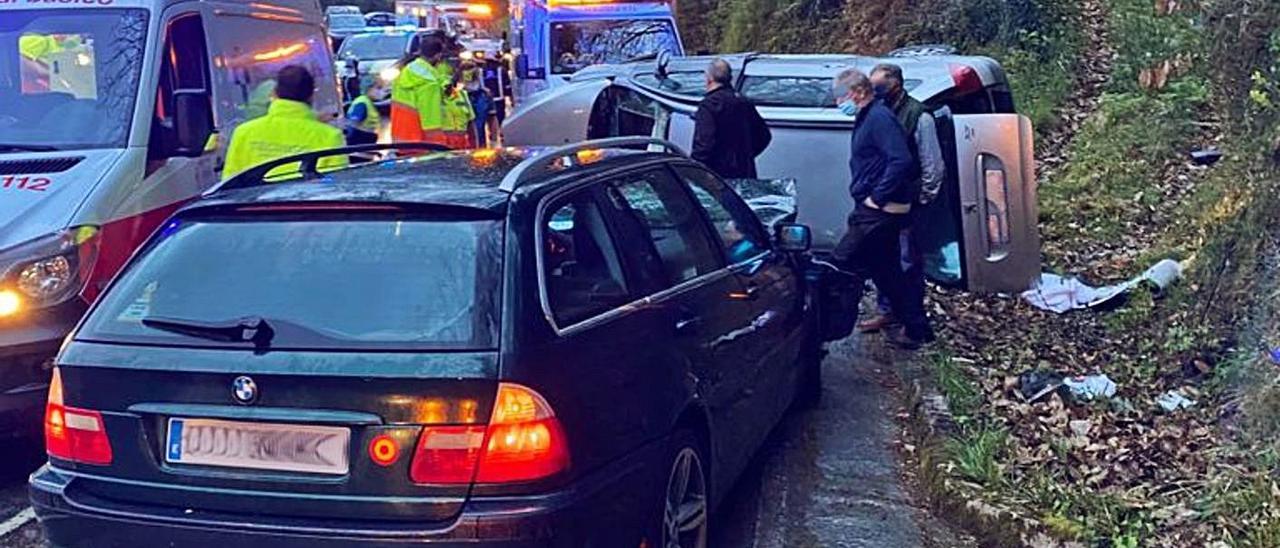 Los servicios médicos y los coches implicados en el accidente mortal de Las Regueras. | L.V.T.