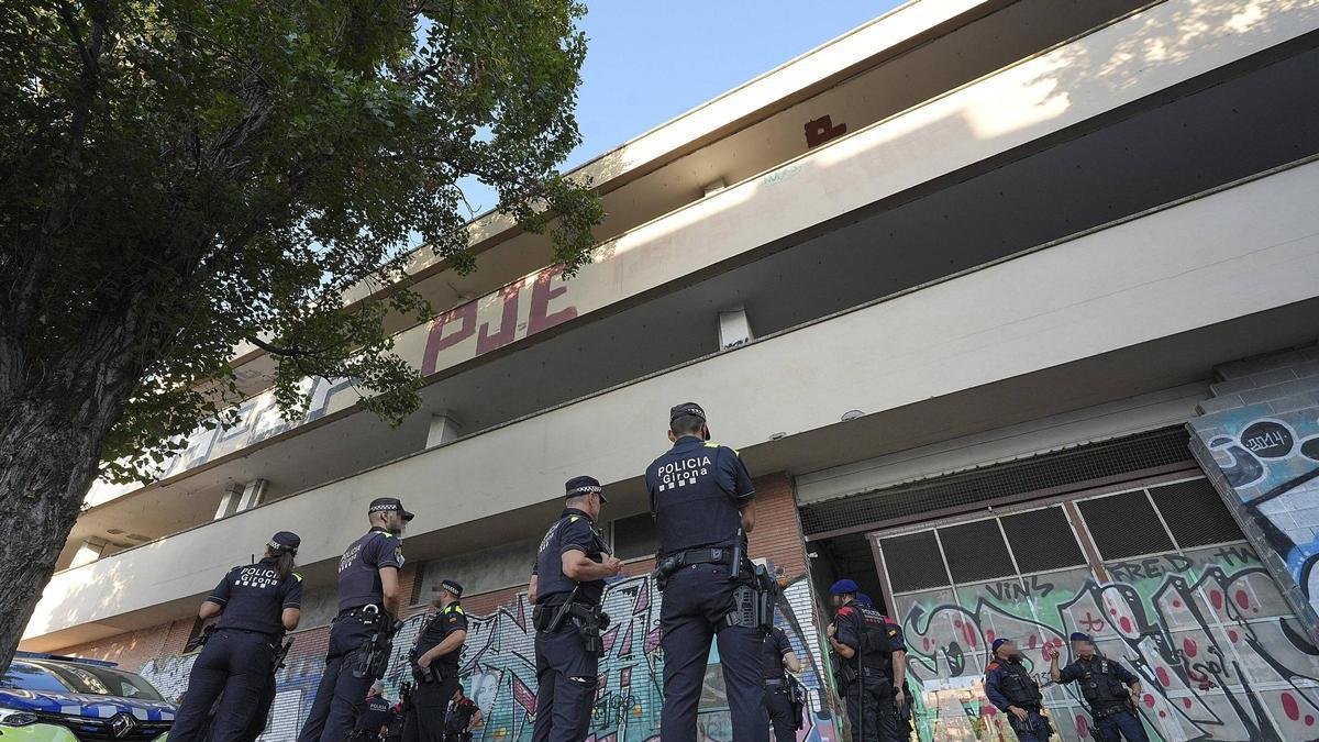Les imatges del desallotjament de les persones sense llar a l'antiga fàbrica Simon