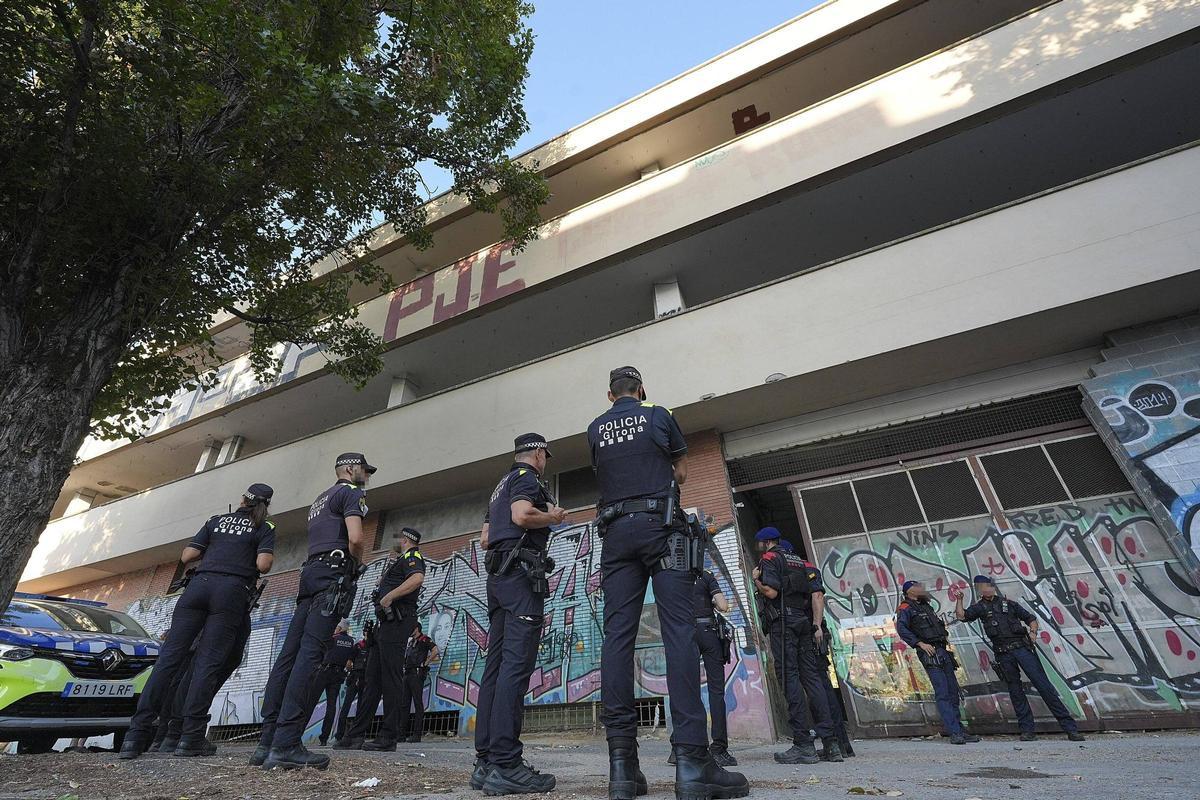 Les imatges del desallotjament de les persones sense llar a l'antiga fàbrica Simon