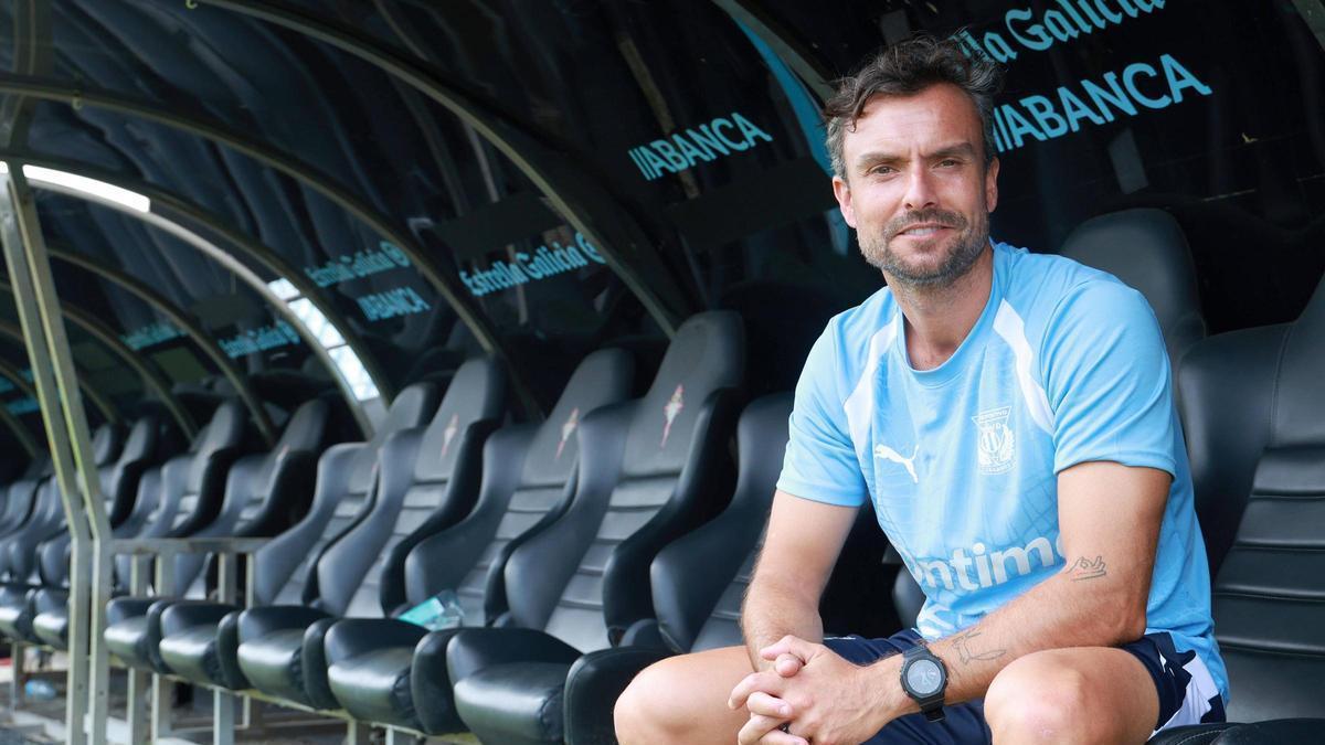 El entrenador olívico del cuadro madrileño sonríe en el banquillo de Barreiro, que tan bien conoce de su etapa en el Celta B.