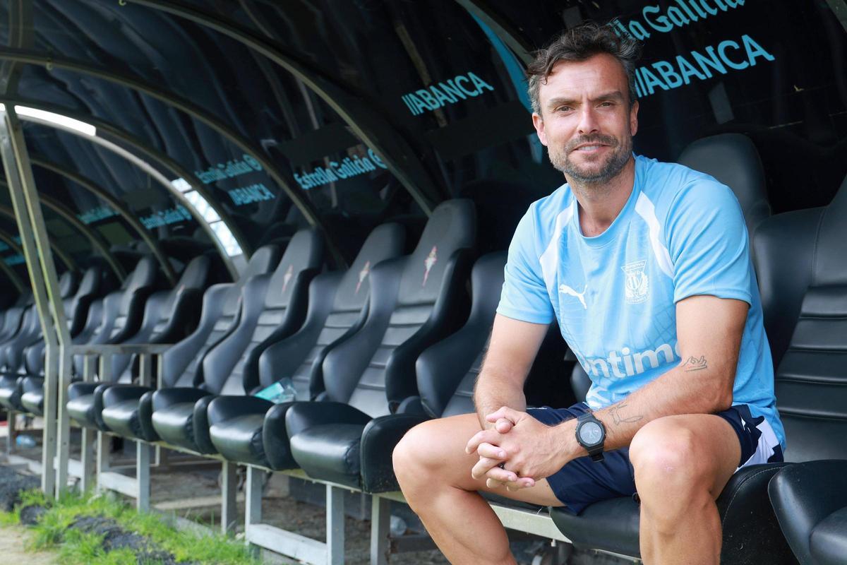 El entrenador olívico del conjunto pepinero sonríe en el banquillo de Barreiro, que tan bien conoce.