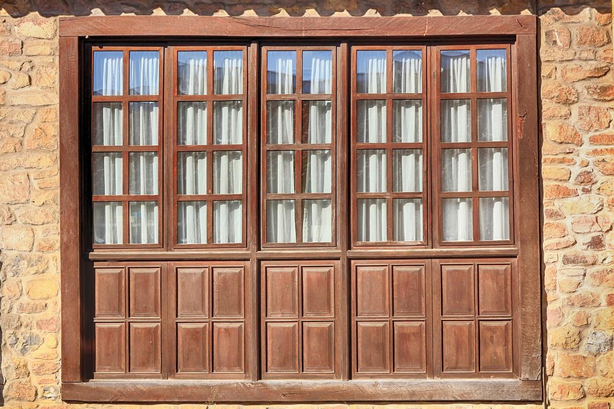 Madera y ventanas de vidrio en Santillana del Mar