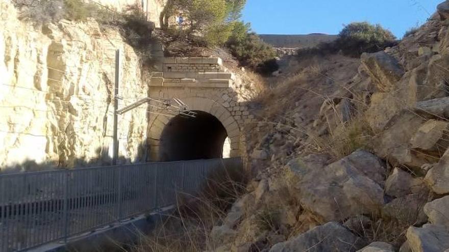 Uno de los cuatro túneles que hay en el recorrido de la vía verde.