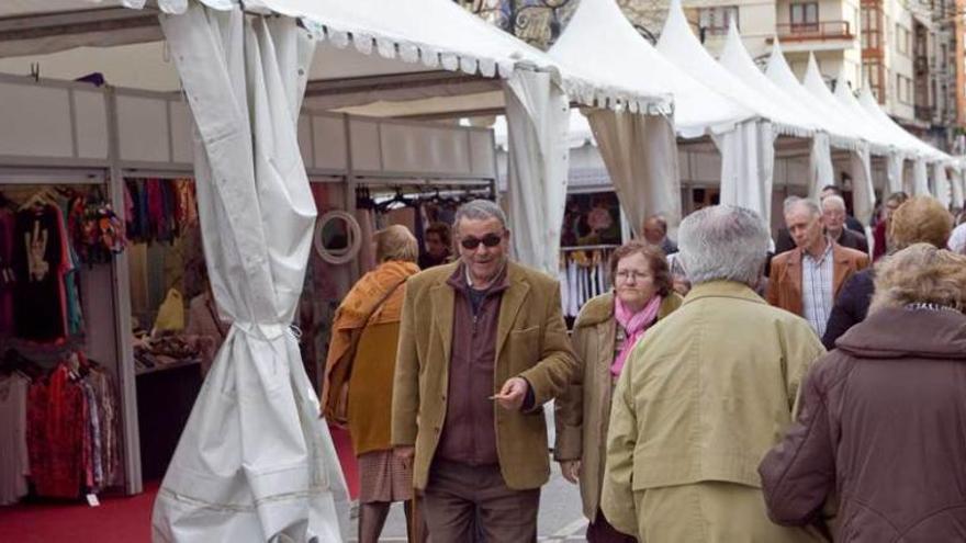 Un mercadillo en el paseo de Begoña.