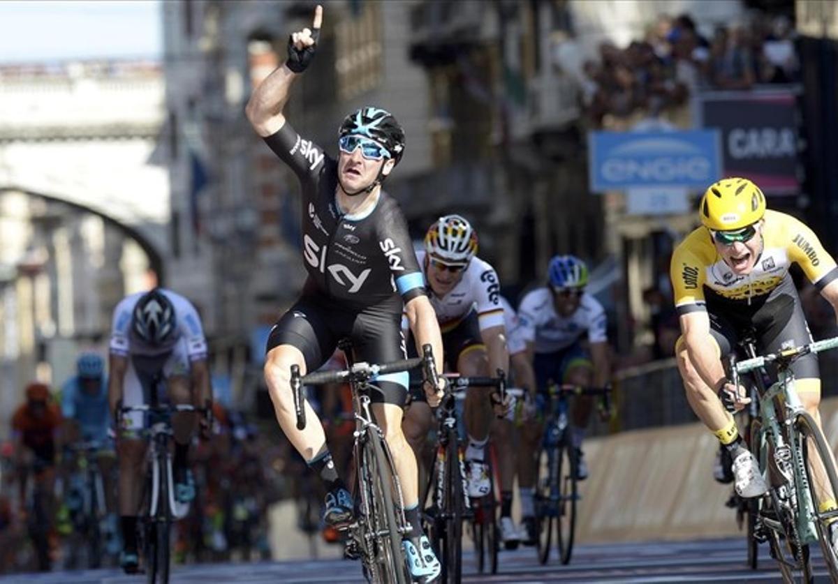 Elia Viviani (Sky) es proclama vencedor de la segona etapa del Giro, a Gènova.