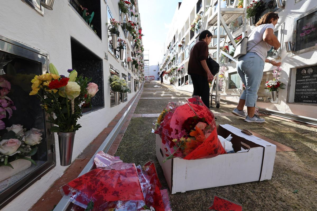 Todas las fotos del día de Tots Sants en los cementerios de Ibiza