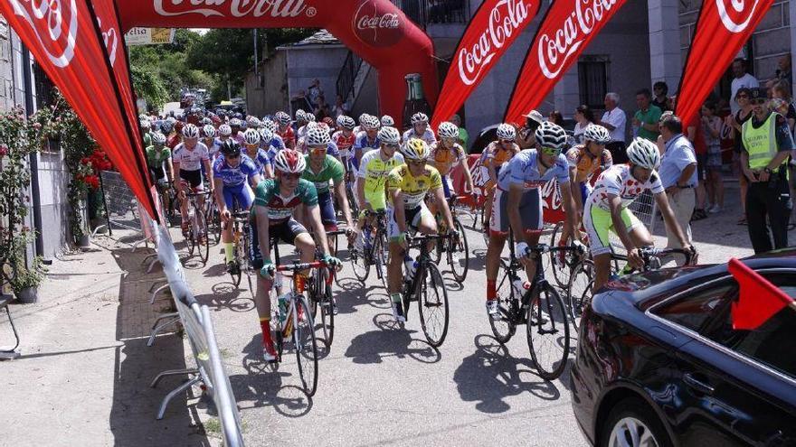 Los ciclistas, en la jornada de hoy de la Vuelta a Zamora en Sanabria