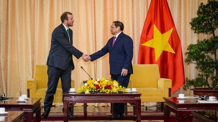 Sinkevicius con el primer ministro de Vietnam, Pham Minh Chinh.