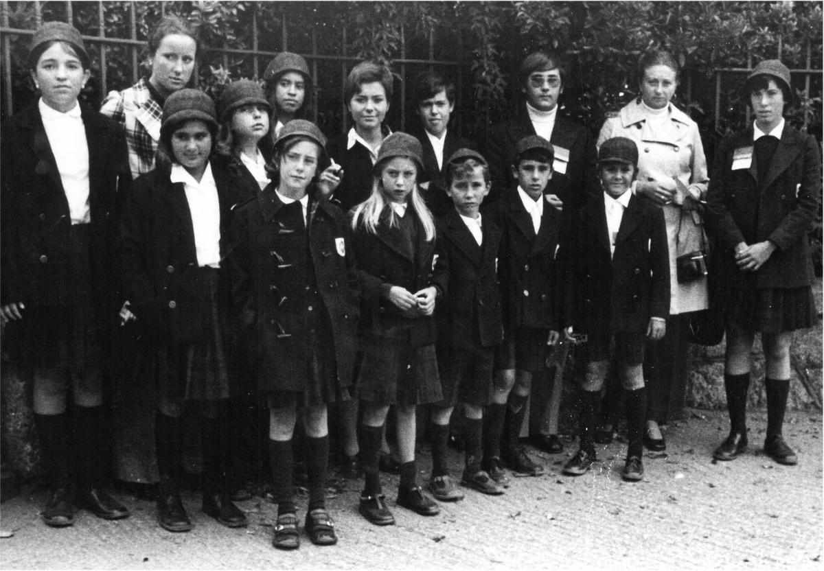 Antiguos alumnos y alumnas de las primeras promociones del Colegio El Limonar de Málaga.