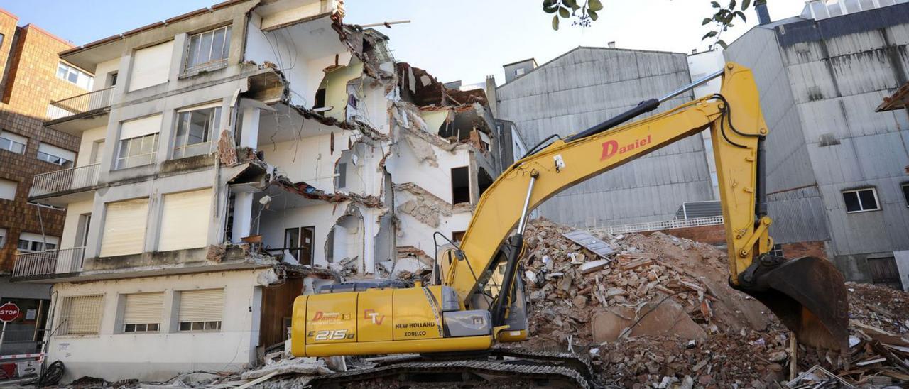 Demolición del edificio de la antigua biblioteca, con el anexo ya reducido a escombros.  |  // BERNABÉ/JAVIER LALÍN