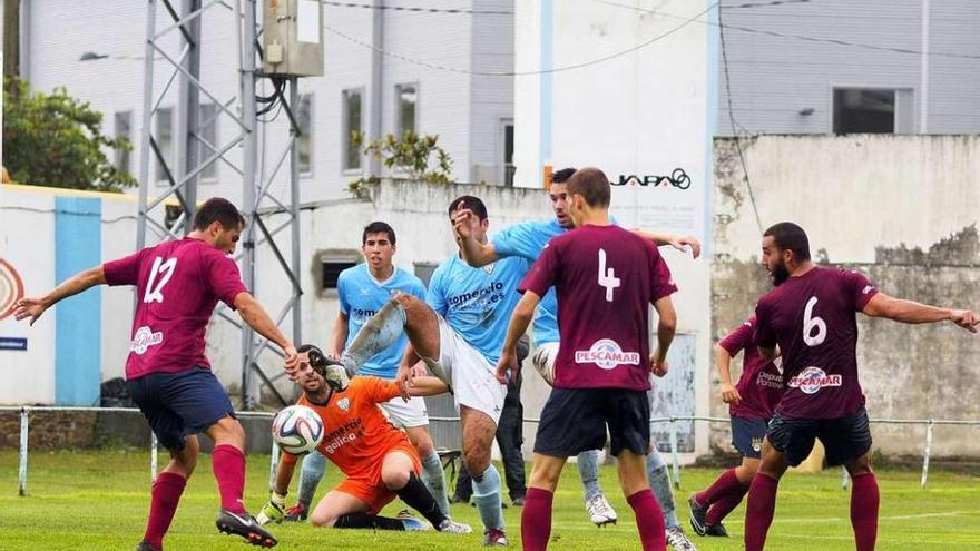 Fran Fandiño trata de lanzar a portería ante la oposición de varios jugadores del Ribadeo.