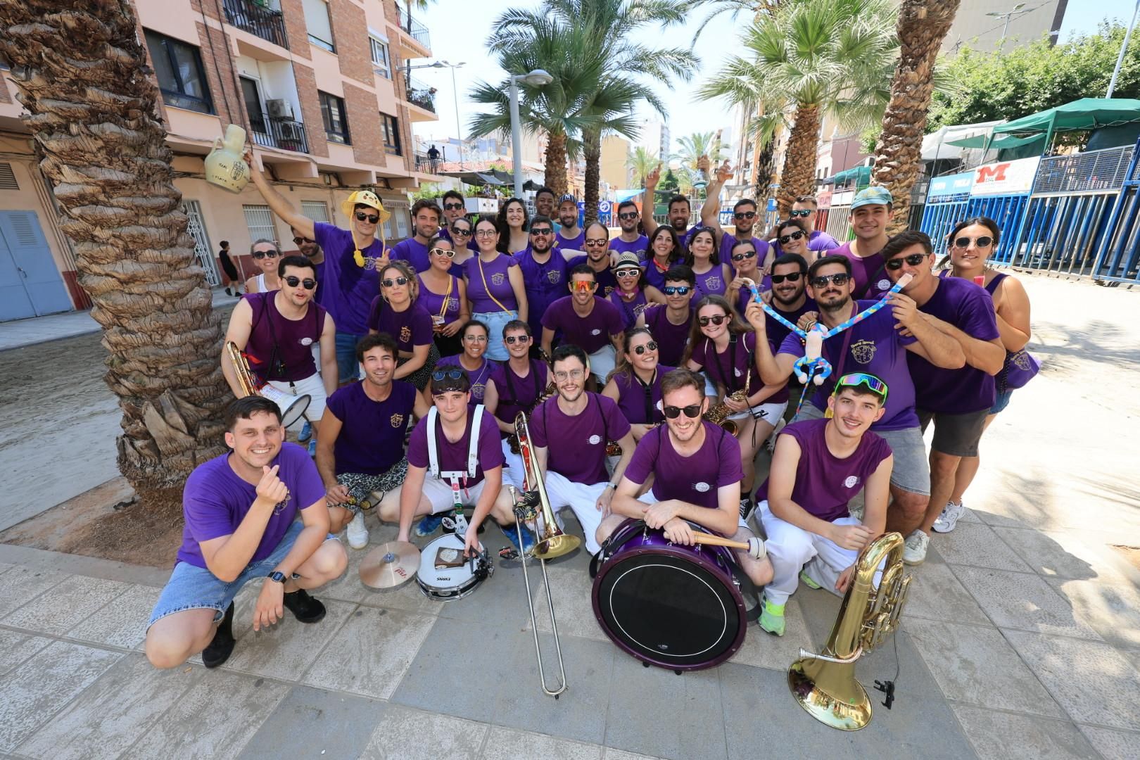 Las collas llenan de color las calles del Grau por Sant Pere
