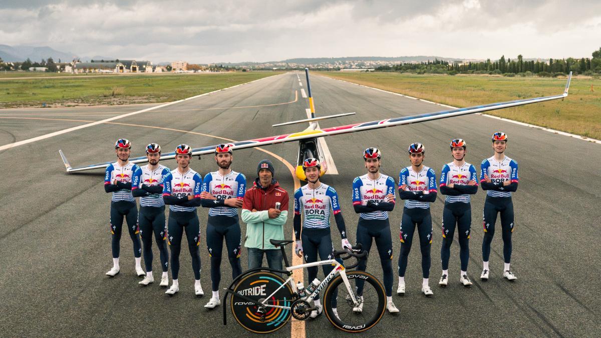 Imagen del Peloton Takeoff, en el que los ciclistas del Red Bull-Bora lograron hacer despegar una avioneta