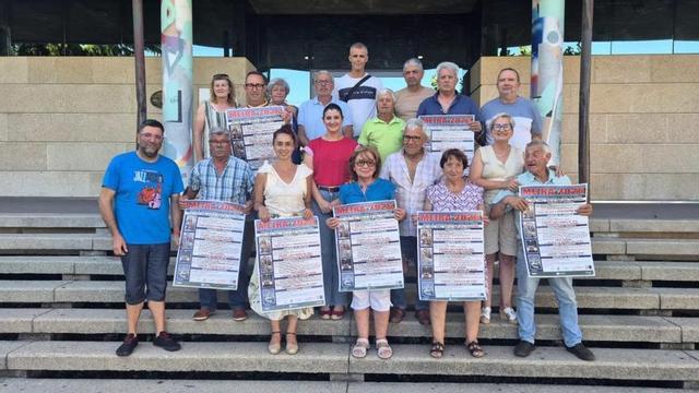 La comisión de fiestas y ediles de la corporación, con los carteles. | FDV