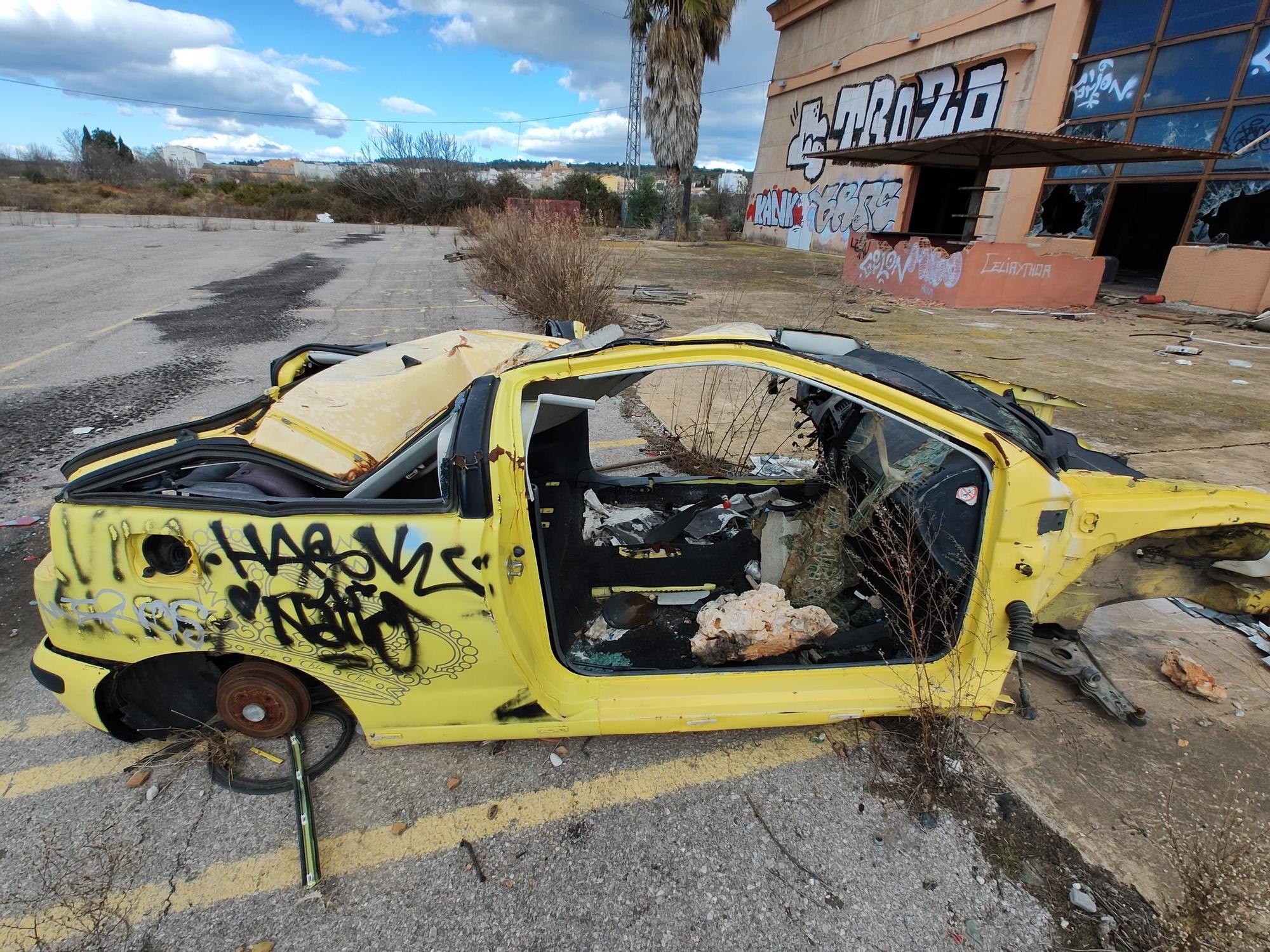 GALERÍA DE FOTOS | Abandonada, en ruinas y llena de grafitis: así está lo que queda de la discoteca Pirámide en pleno 2024