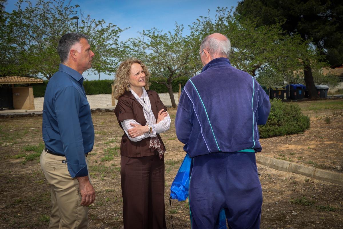 La alcaldesa, Amparo Folgado, y el concejal, José Gozalvo, visitan el nuevo parque.