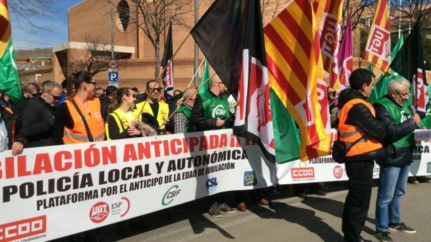 Policies reclamen a Girona l'avançament de la jubilació anticipada