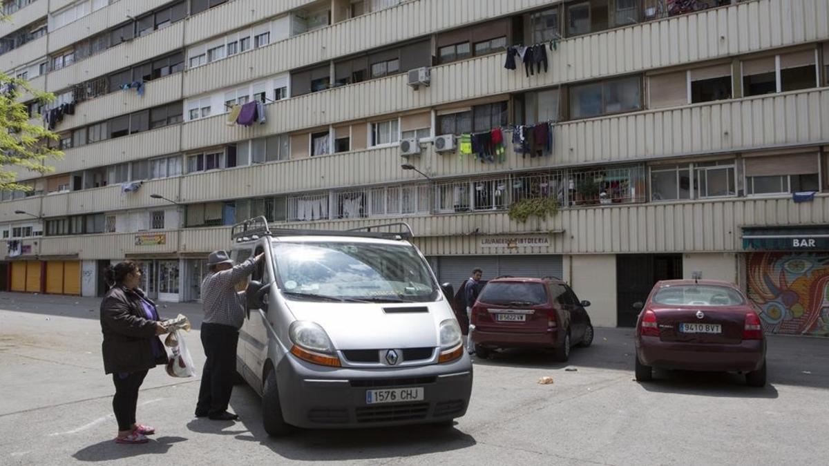 Unos vecinos del barrio de la Mina, en Sant Adrià de Besòs.