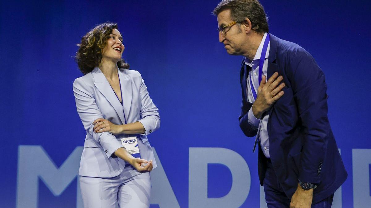 La presidenta del PP de Madrid, Isabel Díaz Ayuso, y el líder del PP, Alberto Núñez Feijóo, en el Congreso extraordinario del PP de Madrid.