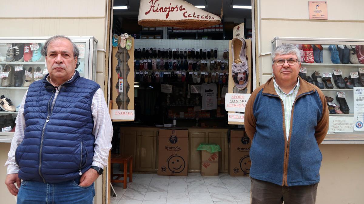 Calzados Hinojosa es una alpargatería que está en el mercado desde el año 1920. En el establecimiento se pueden encontrar zapatos y zapatillas para señora, caballero y niño, aunque su especialidad son las alpargatas y las zapatillas para el hogar, dependiendo de la estación del año. La histórica tienda se encuentra en pleno Centro de Málaga, frente a la iglesia de San Juan, la cual le da nombre a esta calle.