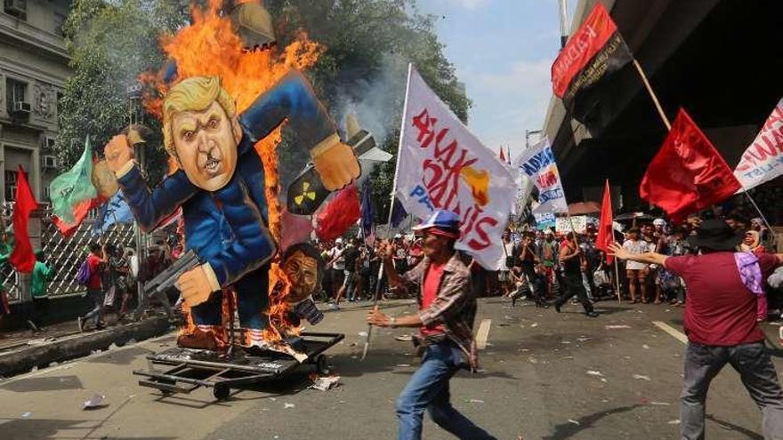 Manifestantes filipinos queman una efigie de Trump durante una protesta con motivo de la cumbre de la ASEAN, en Manila.